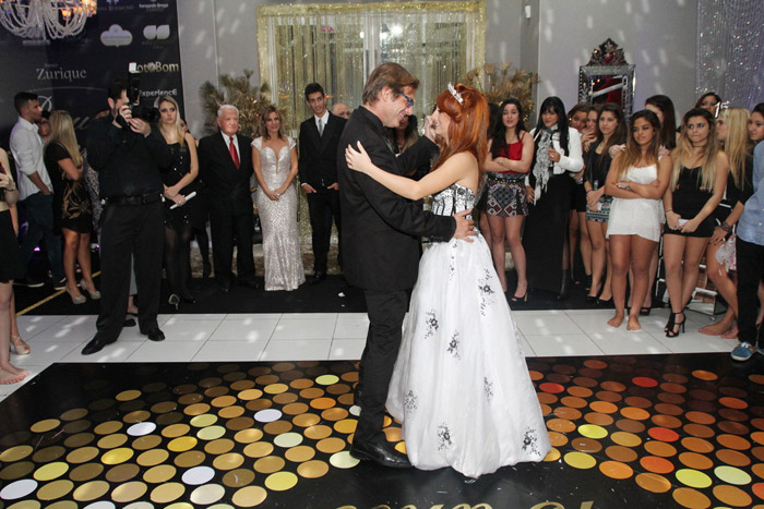  Bruna Griphao  dança valsa com o pai durante comemoração de seus 15 anos