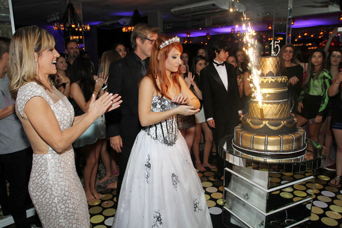 A festa ainda teve direito a bolo fake dourado anunciando a nova idade da atriz