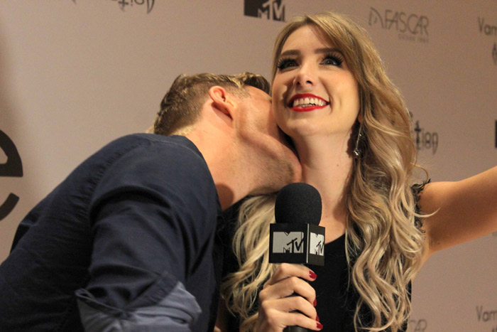 Rick Cosnett, de The Vampire Diaries, morde pescoço de repórter da MTV