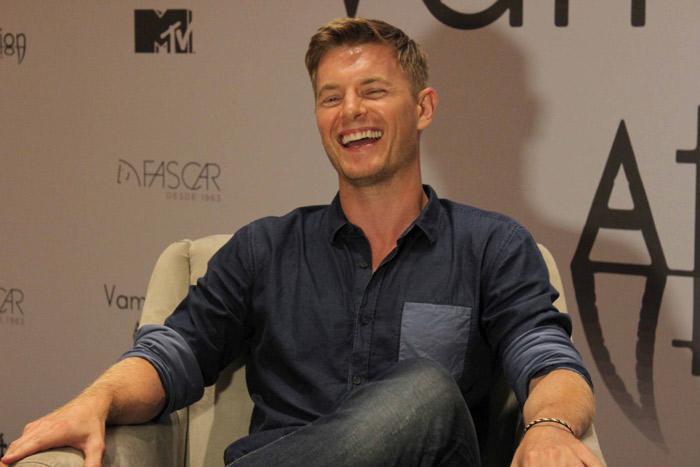 Rick Cosnett, de The Vampire Diaries, morde pescoço de repórter da MTV