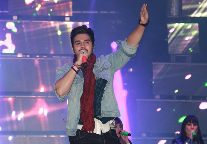 Luan Santana dá chega mais em loira durante show no Paraná