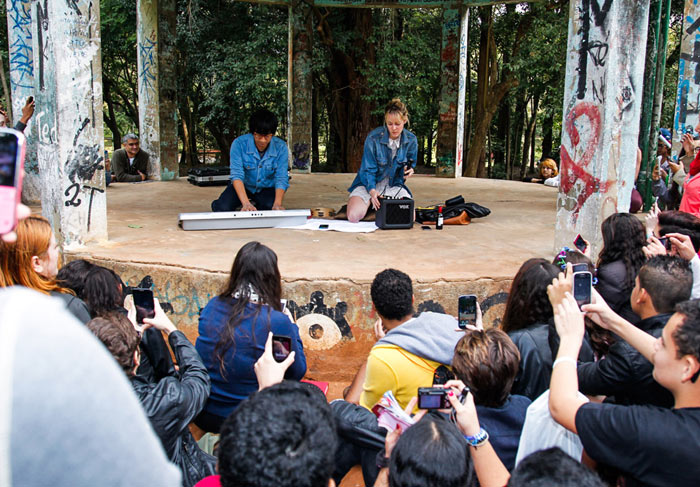 Jena Malone canta ao ar livre em pleno Parque do Ibirapuera, em São Paulo