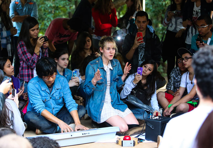 Jena Malone canta ao ar livre em pleno Parque do Ibirapuera, em São Paulo