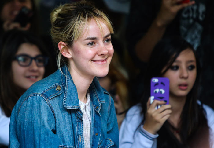 Jena Malone canta ao ar livre em pleno Parque do Ibirapuera, em São Paulo