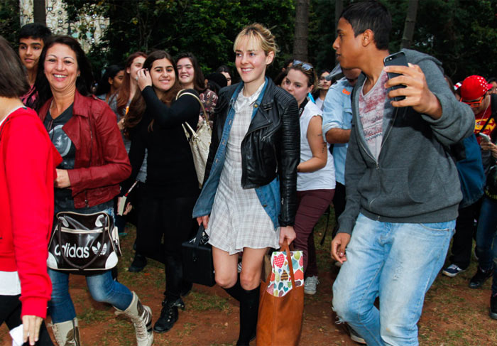 Jena Malone canta ao ar livre em pleno Parque do Ibirapuera, em São Paulo