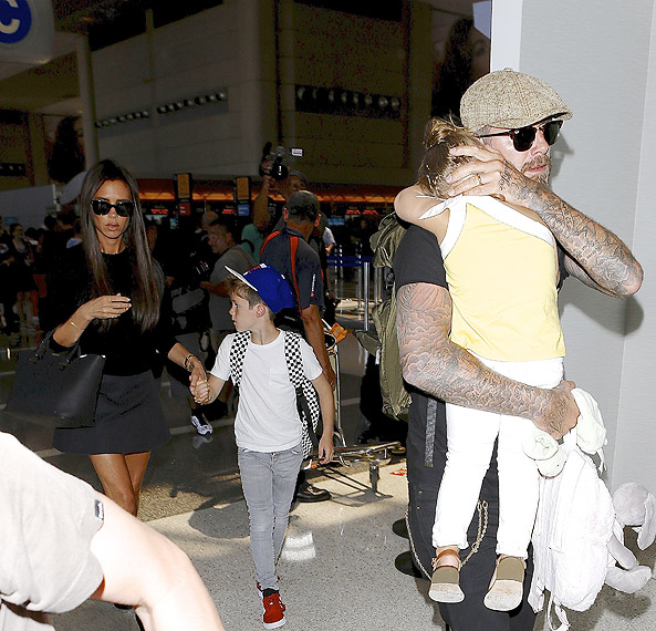 David Beckham protege filha caçula dos flashes em aeroporto