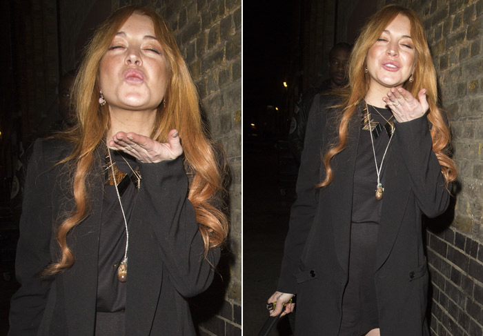 Simpática, Lindsay Lohan manda beijinho para fotógrafos em Londres