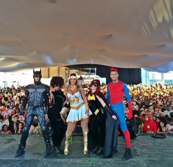 Valesca Popozuda vira She-ra em festa à fantasia no Rio