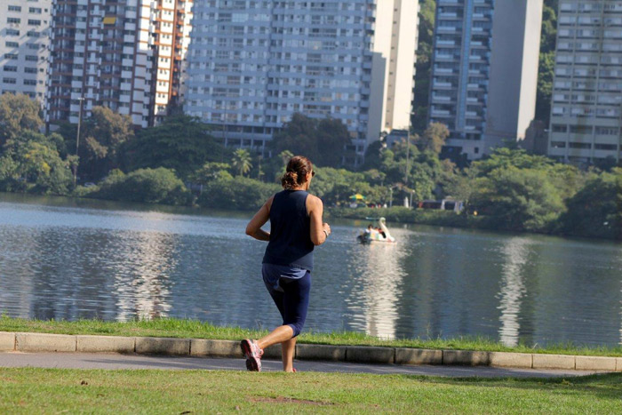 Ângela Vieira se exercita na Lagoa Rodrigo de Freitas