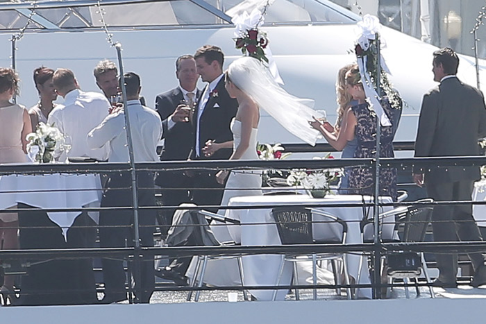 Bradley Cooper é visto aos beijos com Sienna Miller