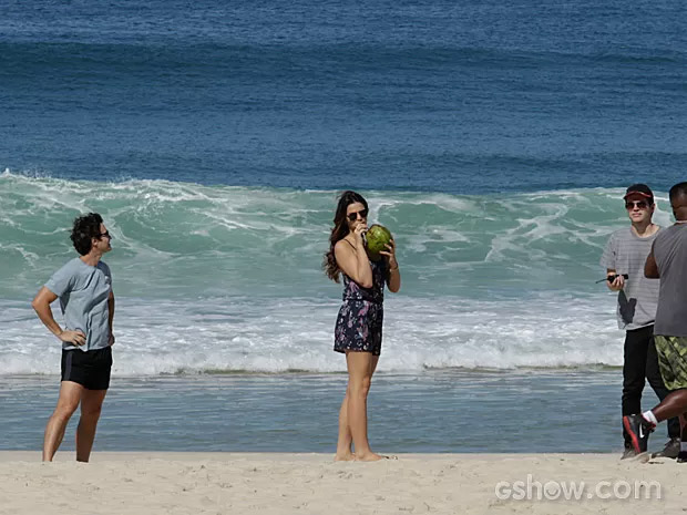 Bruna Marquezine grava cenas de Em Família em praia carioca