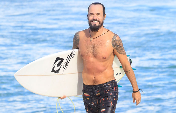 Rei da Praia! Paulo Vilhena pega onda no Rio de Janeiro 