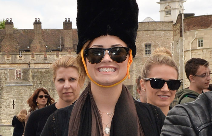  Demi Lovato é flagrada usando chapéu divertido em Londres