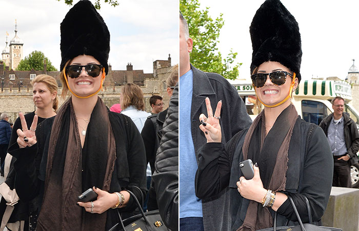  Demi Lovato é flagrada usando chapéu divertido em Londres
