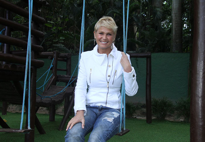 Xuxa assiste à final de campeonato de futebol em sua Instituição