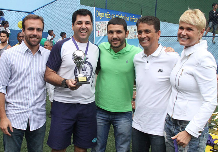 Xuxa assiste à final de campeonato de futebol em sua Fundação