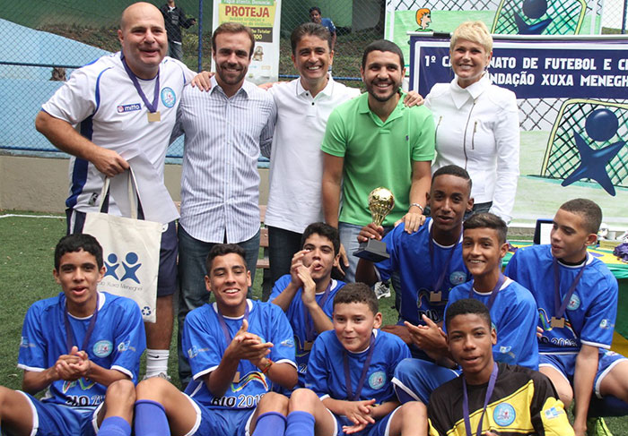 Xuxa assiste à final de campeonato de futebol em sua Instituição