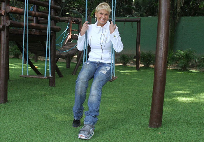 Xuxa assiste à final de campeonato de futebol em sua Instituição