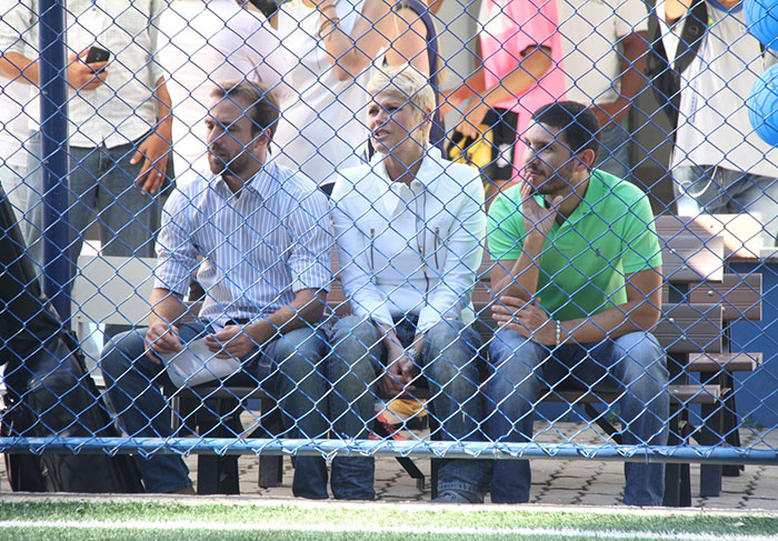 Xuxa assiste à final de campeonato de futebol em sua Instituição