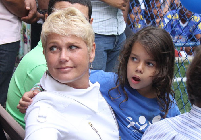 Xuxa assiste à final de campeonato de futebol em sua Instituição