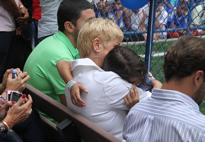Xuxa assiste à final de campeonato de futebol em sua Instituição