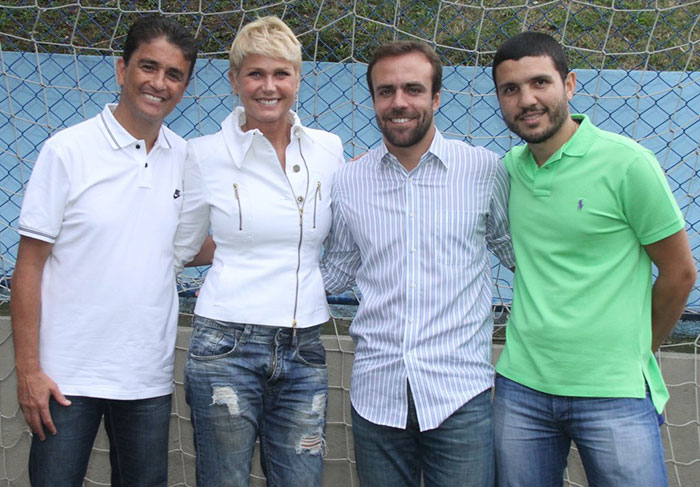 Xuxa assiste à final de campeonato de futebol em sua Instituição