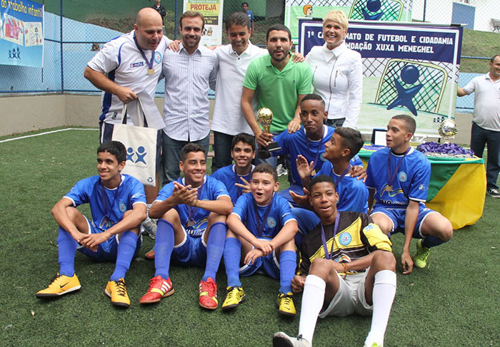 Xuxa assiste à final de campeonato de futebol em sua Instituição