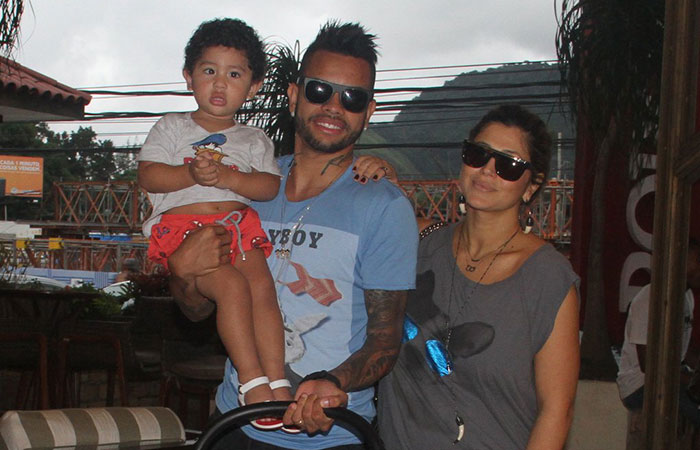  Dentinho e Danielle Souza almoçam com a família e amigos no Rio de Janeiro