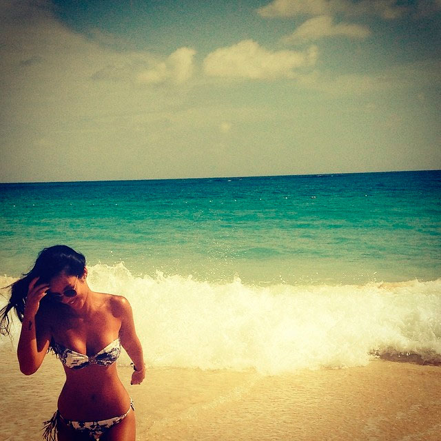  De biquíni, Yanna Lavigne exibe corpão em praia do Caribe 