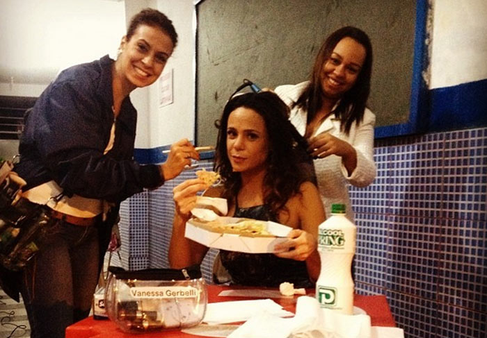 Vanessa Gerbelli devora pizza nos bastidores de Em Família