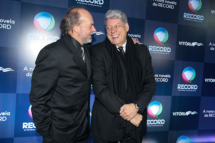 Paulo César Grande e Antonio Grassi se divertem ao posar para fotógrafos durante festa de lançamento de Vitória