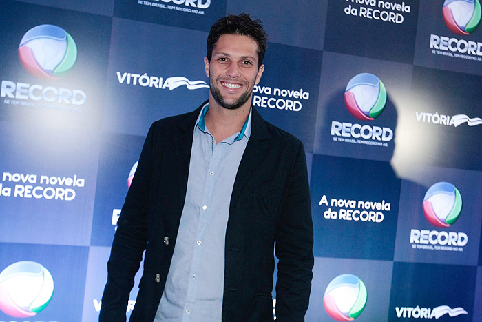 Gustavo Leão chega todo sorridente à festa de lançamento de Vitória no Jockey Club de São Paulo
