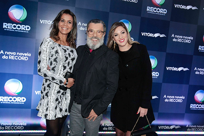 Raymundo de Souza posa  com colegas de elenco para fotógrafos durante festa de lançamento de Vitória