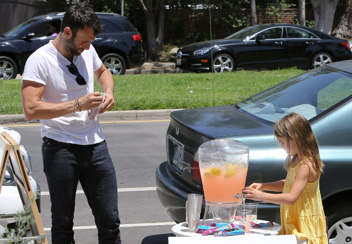 Filha de Alessandra Ambrósio vende limonada em Los Angeles
