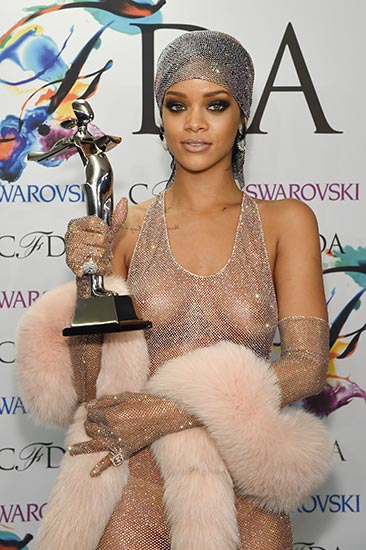 Sem sutiã! Rihanna vai a evento com look todo transparente