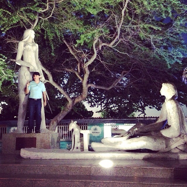 Tom Cavalcante posa para foto com estátua de Iracema, clássico de José de Alencar