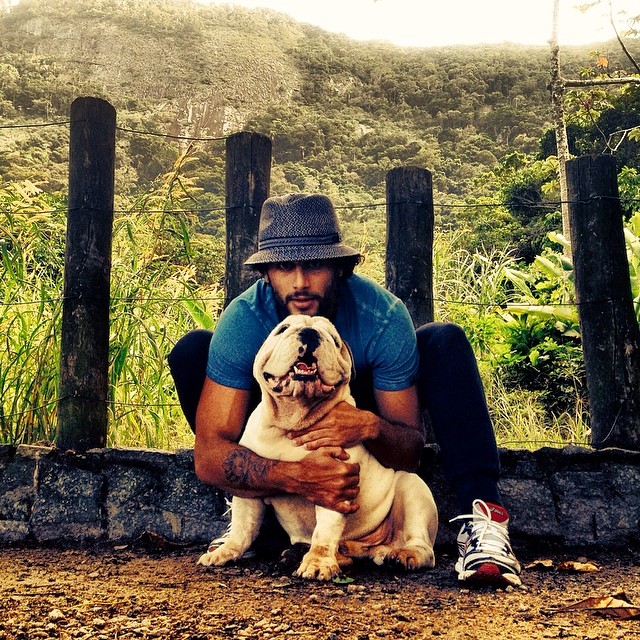 Jesus Luz faz trilha e passeia com pet na Floresta da Tijuca