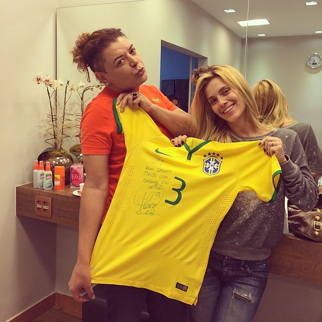 Carolina Dieckmann ganha camiseta da seleção autografada por Thiago Silva 