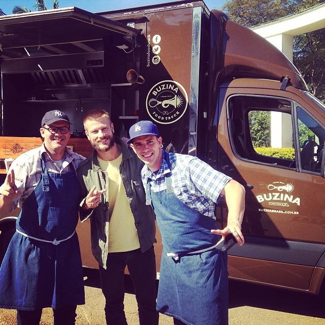 Rodrigo Hilbert almoça comida de rua no Rio de Janeiro e aprova receitas. Leia em O Fuxico!