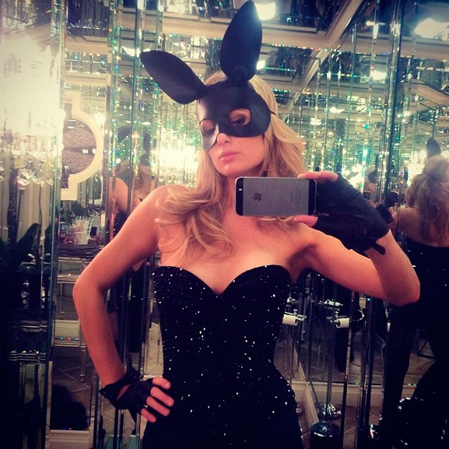 Paris Hilton se veste de coelhinha