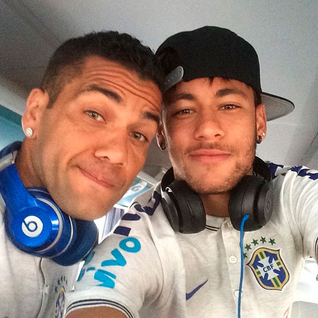  Neymar faz selfie com gandulas  e posa com Daniel Alves antes de jogo da seleção