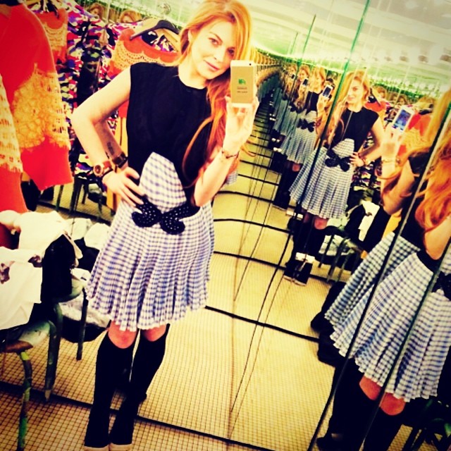 Lindsay Lohan posa com vestido comportado e chama a atenção pelo look no Instagram. Leia em O Fuxico!
