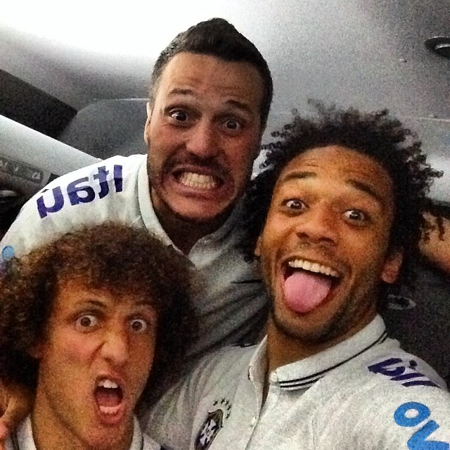 David Luiz posa com Marcelo e Júlio César para selfies divertidas no voo para o Rio. Leia em O Fuxico!