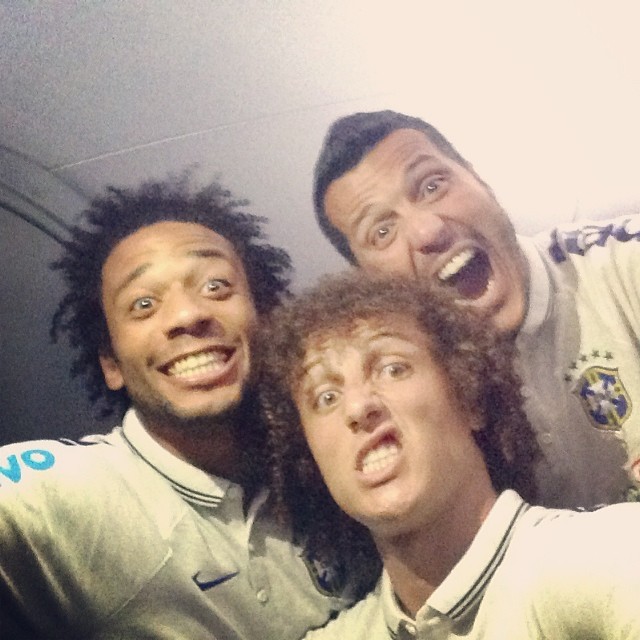 David Luiz posa com Marcelo e Júlio César para selfies divertidas no voo para o Rio