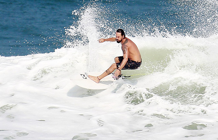 Em dia frio, Paulo Vilhena aproveita boas ondas no mar carioca