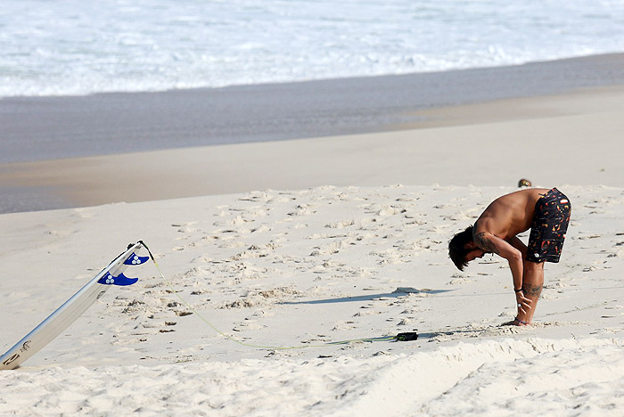 Paulo Vilhena aproveita boas ondas no mar carioca