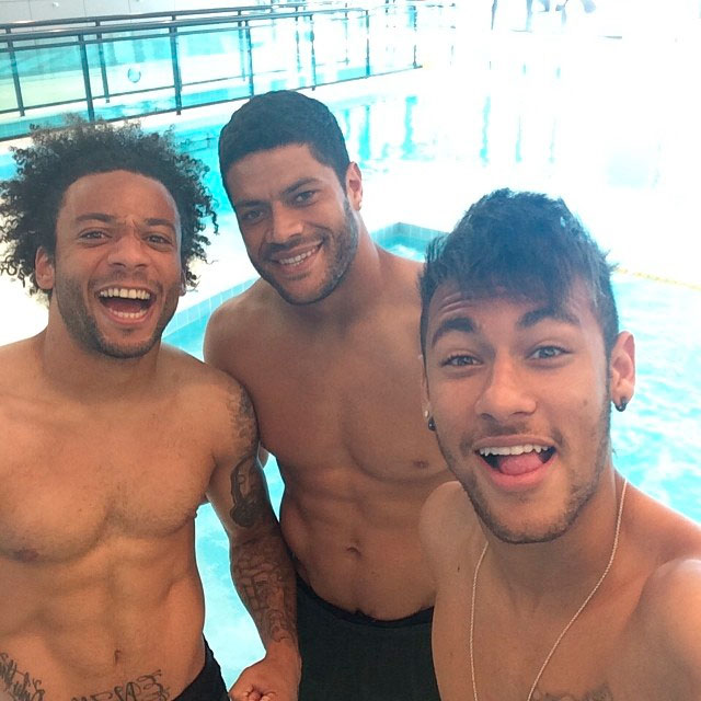 Em dia de descanso, Neymar treina na piscina com Hulk e Marcelo