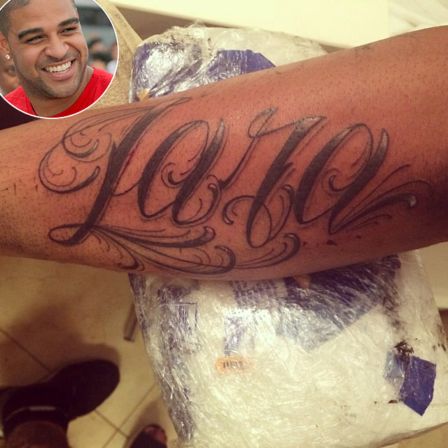 Jogador Adriano tatua o nome da filha caçula, Lara