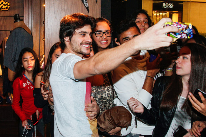 Guilherme Leicam faz selfie com fãs