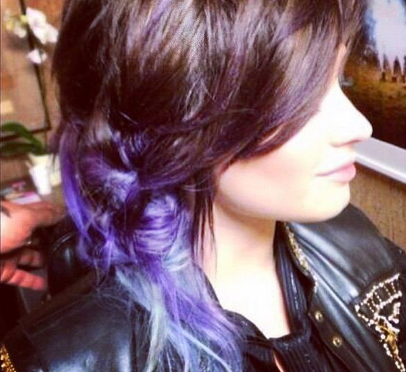 Criativa: Demi Lovato muda a cor dos cabelos